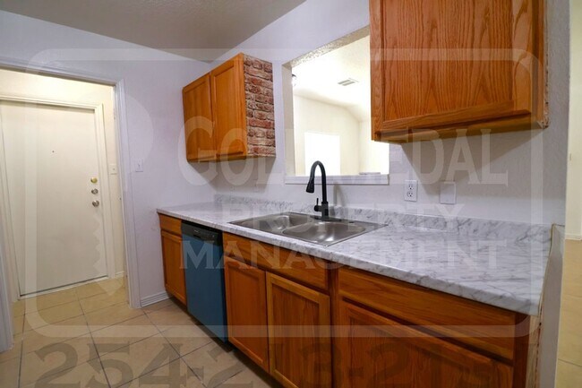 Building Photo - 2802 Alma Dr