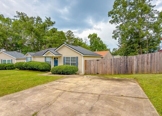 Building Photo - LOVELY SE 3/2 w/ New Paint, Fireplace, Fenced Yard, Vaulted Ceilings, Washer/Dryer, & No Carpet! ...