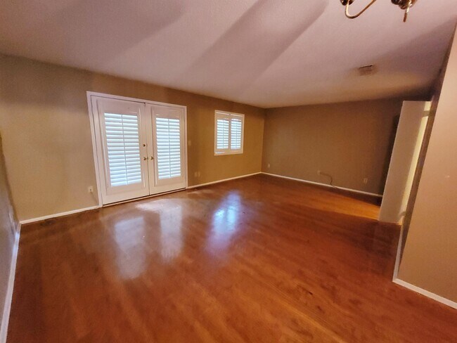 Building Photo - 517 Saddlewood Ln