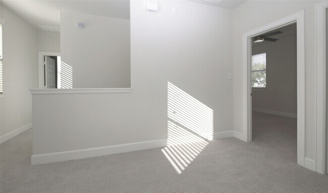 Building Photo - 506 W Donovan St