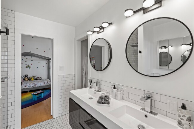 Building Photo - Industrial Chic 3bed/3bath loft style cond...