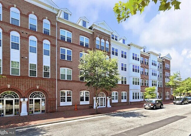 Building Photo - 4950 Brenman Park Dr