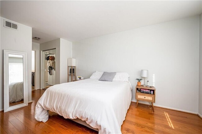 Building Photo - 23 Middleton Ct