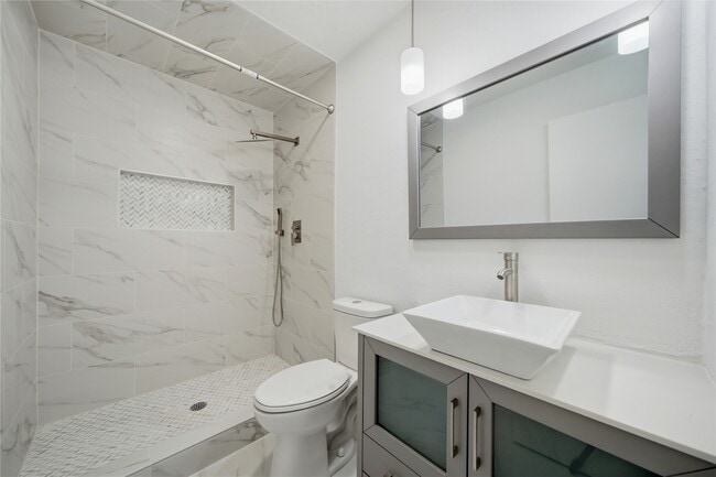 Building Photo - 2126 Quail Valley E Dr
