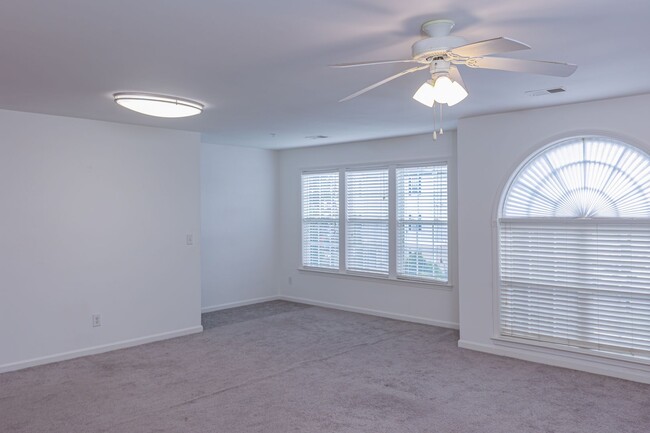 Building Photo - Cozy Greensboro 2 Bedroom 2 Bathroom Condo