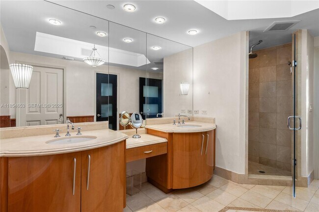 Building Photo - 17875 Collins Ave