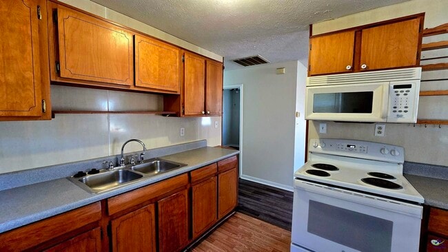 Building Photo - 318 Bruce St