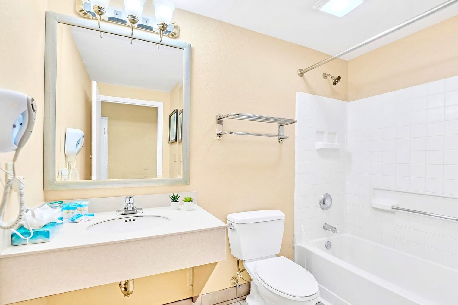 Building Photo - 7601-7601 Canada Ave