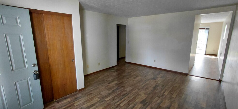 Building Photo - 2585-2587 Four Seasons Dr