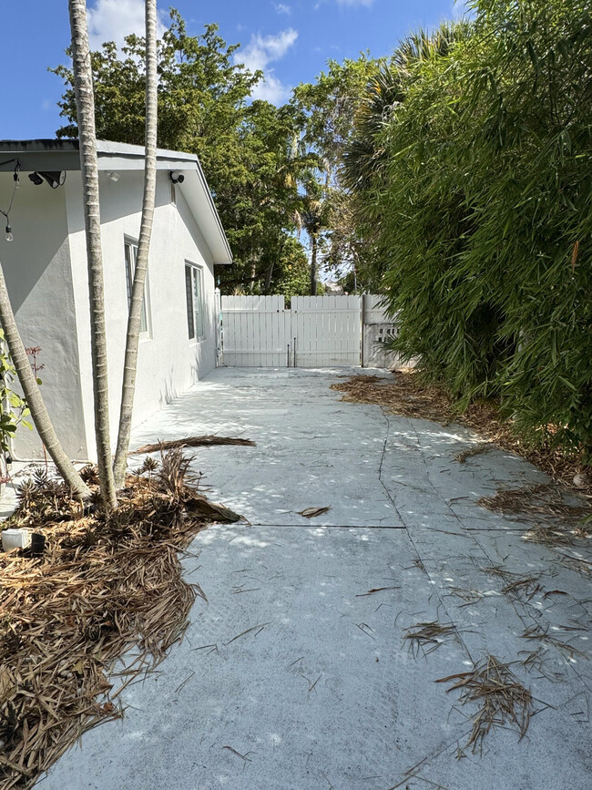 Building Photo - 702 NE 10th Ave