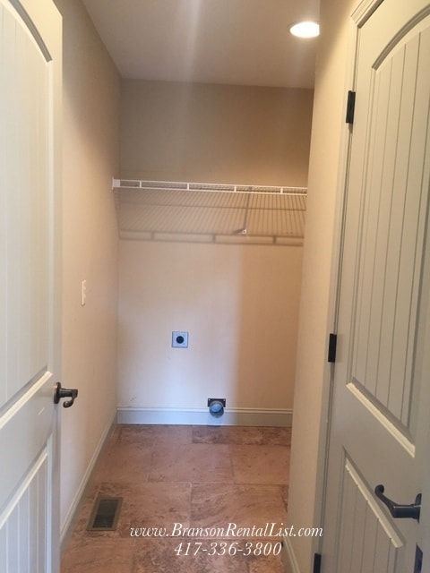 Building Photo - Fresh New Look - 4BR 21/2 Bath