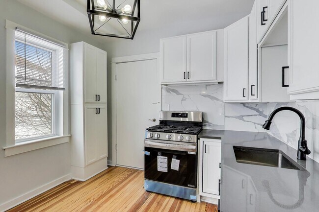 Building Photo - 1638 Oakwood Ave
