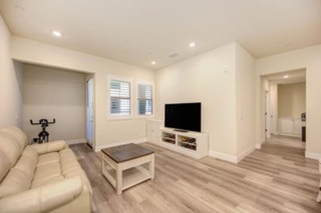 Building Photo - Upscale 2/2 Apartment in The Cannery!-$500...