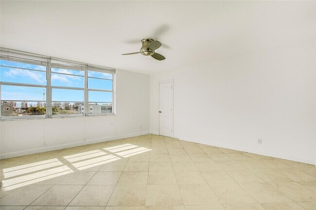 Building Photo - 9500 W Bay Harbor Dr
