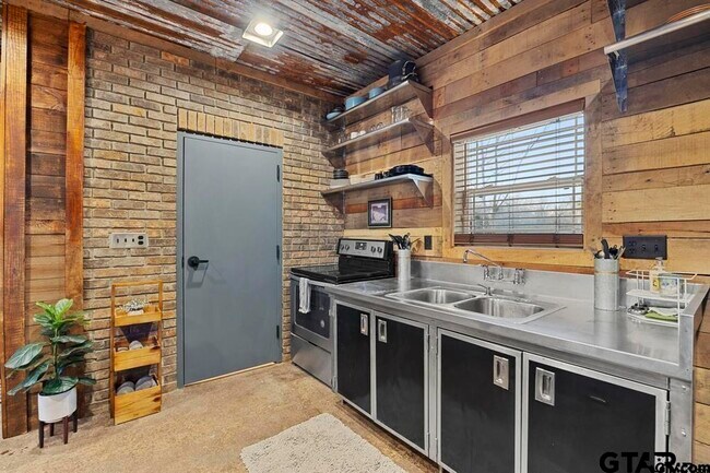Building Photo - 690 Royal Dr N