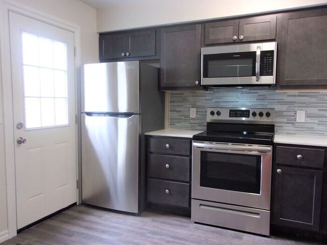 Building Photo - 2 BED 1.5 BATH TWO STORY TOWNHOUSE- WARR A...