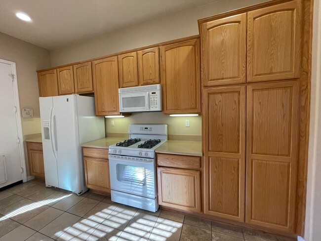 Building Photo - Apple Valley-Del Web Home, 2 Bedrooms,2 Ba...