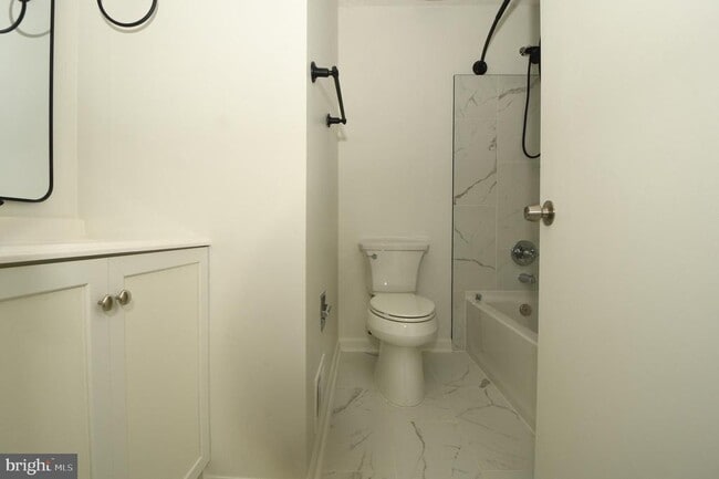 Building Photo - 8635 Union Pl