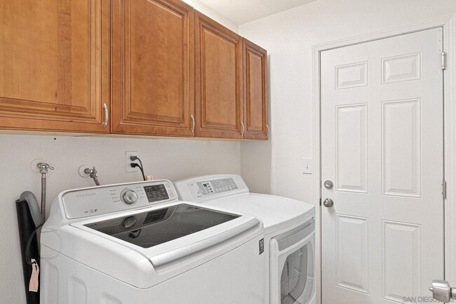 Building Photo - Beautiful 4 bedroom 2 bath home available ...