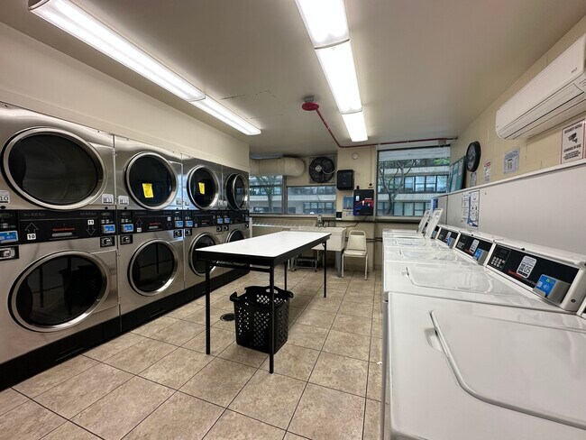 Building Photo - 5757 N Sheridan Rd