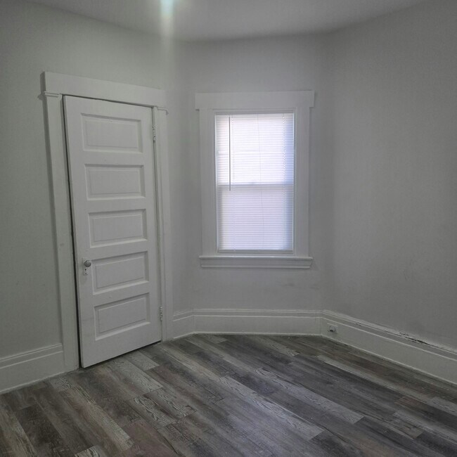Building Photo - 1443 W 85th St