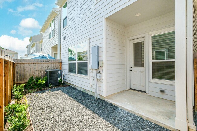 Building Photo - 11005 Cres Light Way