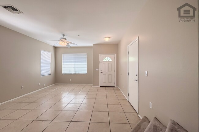 Building Photo - 4Bed/2.5 Bath House at Greenway/75th Ave! Ready for Immediate Move-In! -- Gated Community!