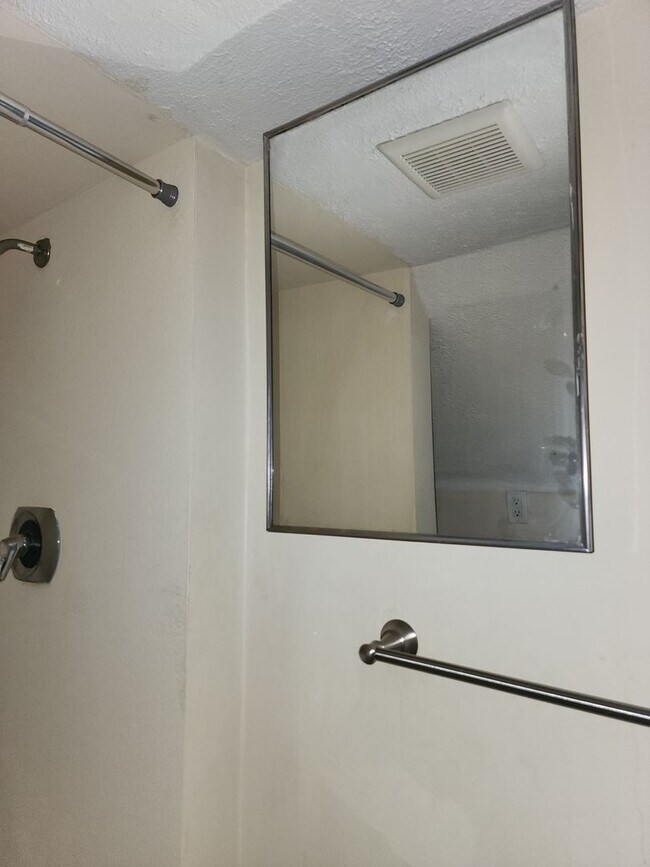 Building Photo - One Bedroom Clean Apt For Rent