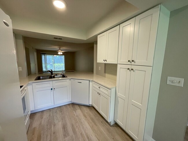 Building Photo - ANNUAL RENTAL - PINE HAVEN-2 BED/2 BATH --...