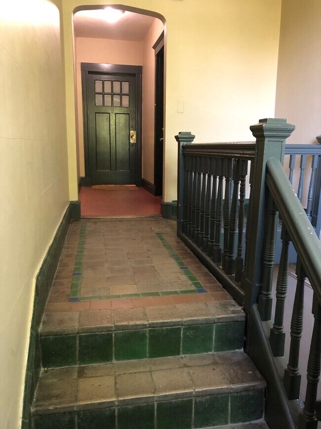 Building Photo - 4 BED RIGHT ACROSS FROM BOSTON UNIVERSITY!!   AVAIL 9/1 ~ HT/HW INCLUDED