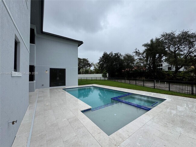 Building Photo - 19670 NE 14th Ct