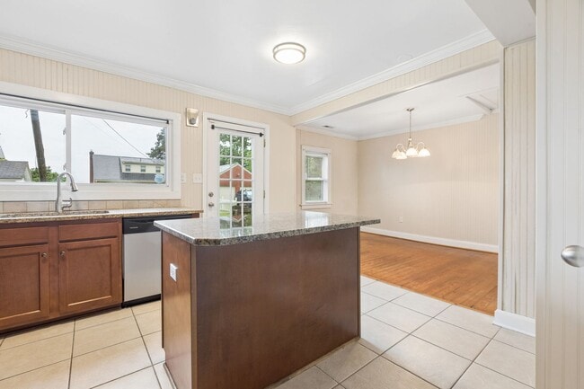 Building Photo - Water Views, Hampton, 3 bed 2.5 bath Ready Now!