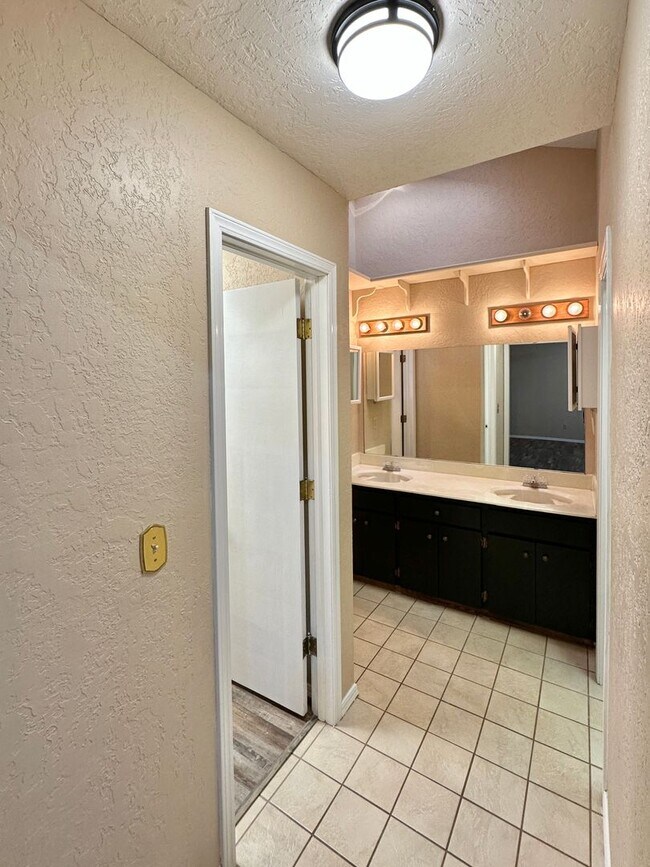 Building Photo - New flooring and paint!