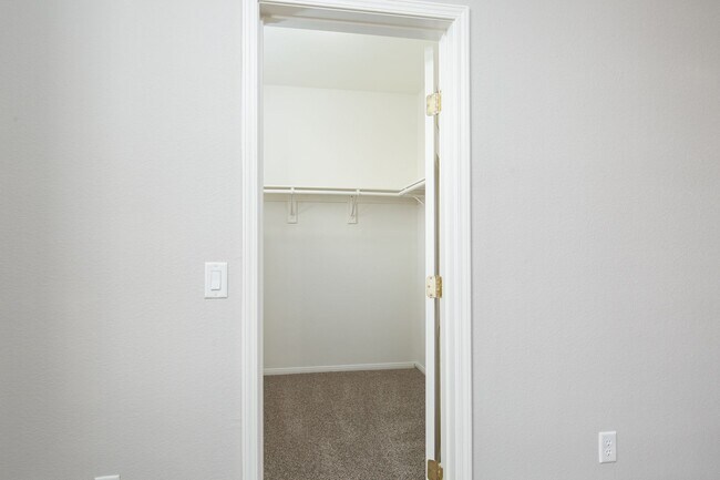 Building Photo - NW townhome with 2 car garage in gated community.