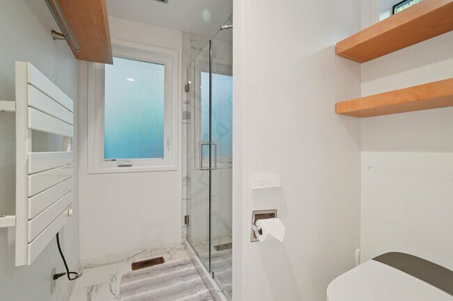 Building Photo - 5408 Sunset Ave