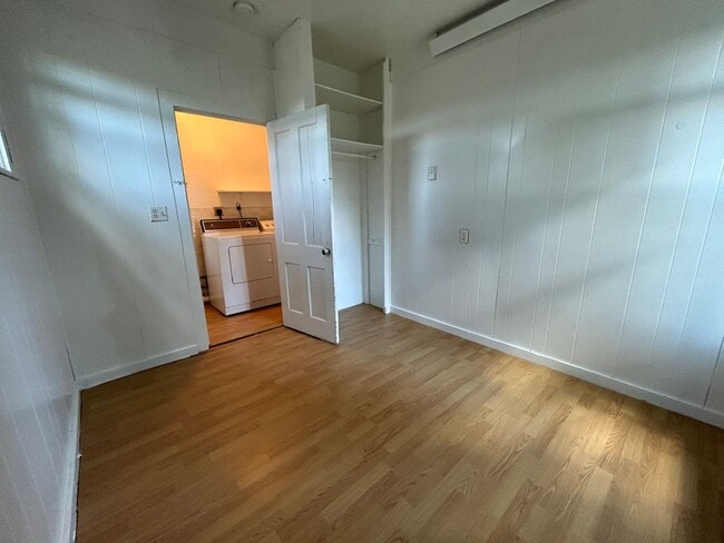 Building Photo - 2 Bed 1 Bath Large House with Fenced Yard and Washer Dryer Hookups