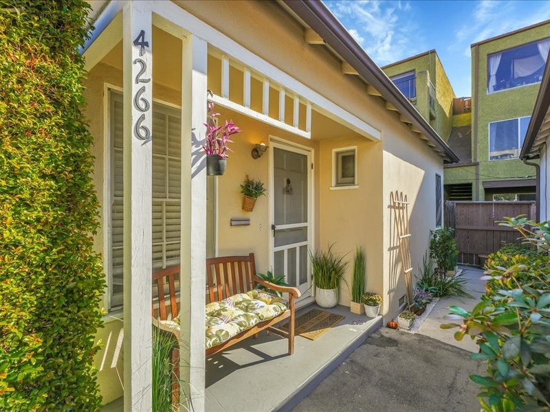 Private bungalow - 4266 Troost Ave