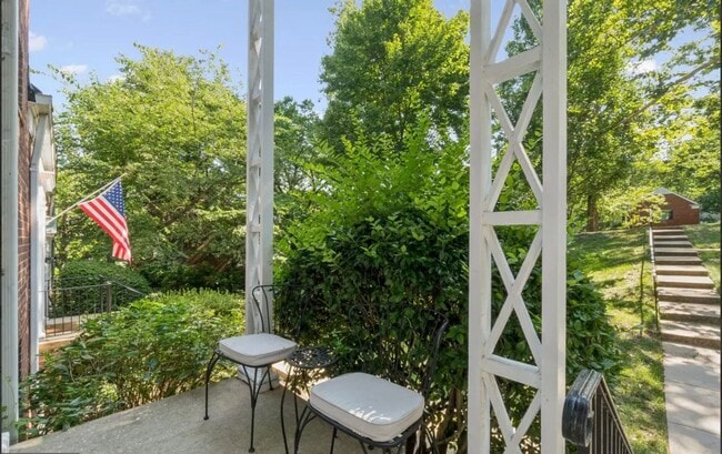 Building Photo - Charming Tree-Top Condo in Historic Parkfa...