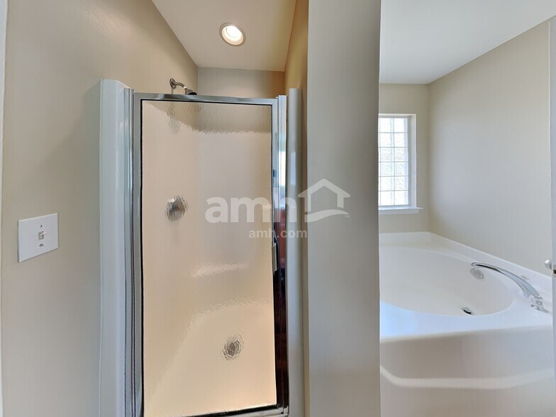 Building Photo - 2015 Bridleside Dr