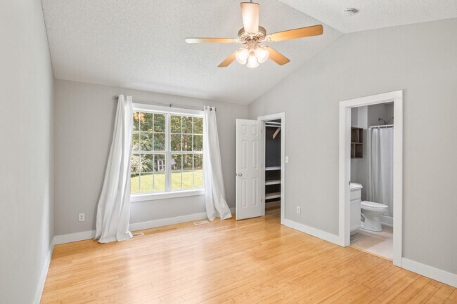 Building Photo - 1000 Meadowgreen Dr