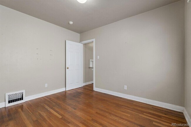 Building Photo - 1321 E Monument St