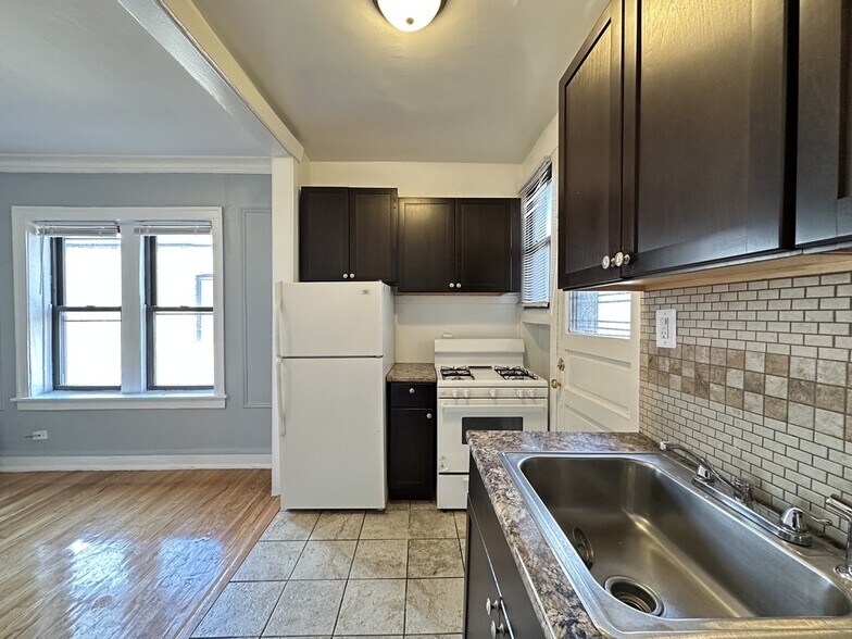 Building Photo - 1323 W Estes Ave