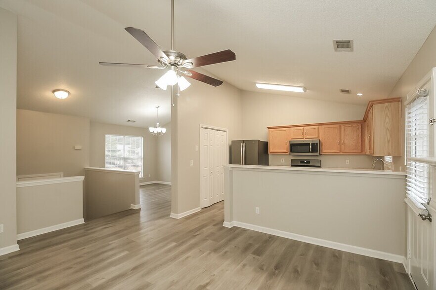 Building Photo - 9447 Rollinghills Dr