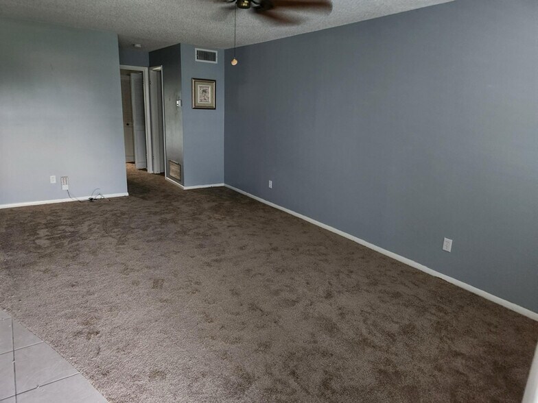 Building Photo - 105 Spring Lake Ct