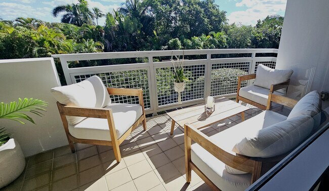 Building Photo - 365 SE 6th Ave