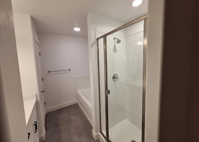 Building Photo - 4 bedroom/2.5 bathroom Townhome in Eagle M...