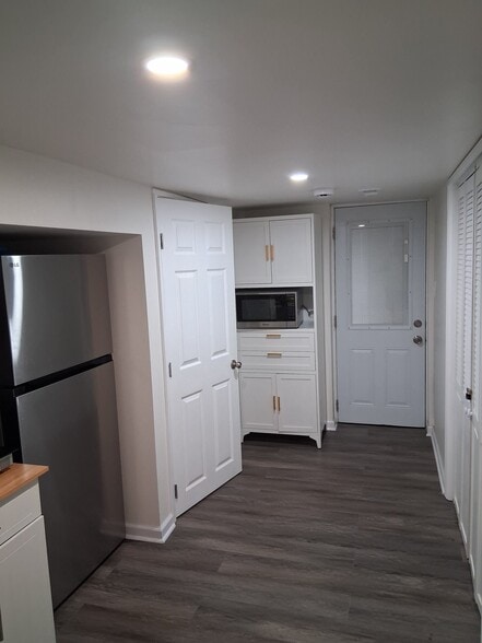 Building Photo - 7012 Warfield Rd