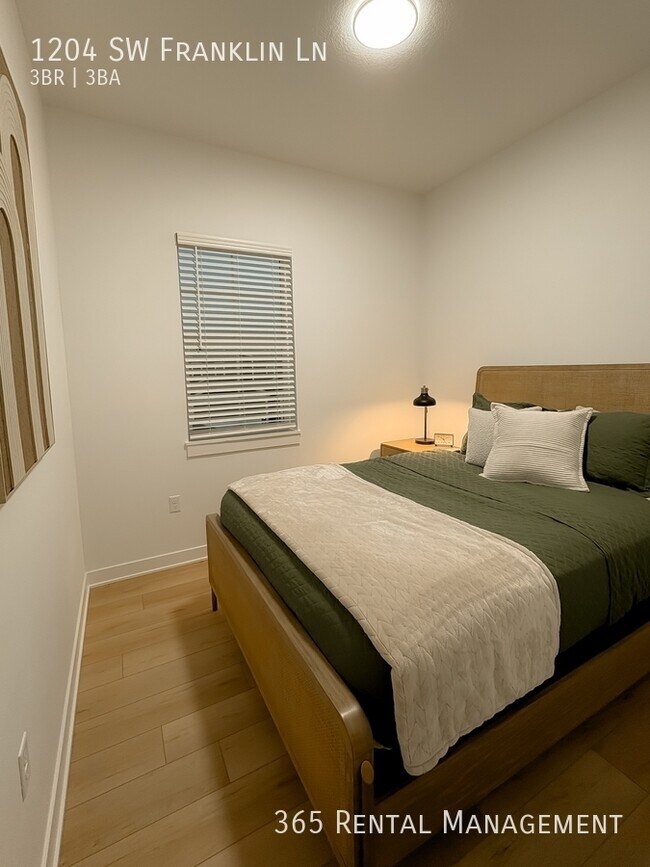 Building Photo - 1204 SW Franklin Dr