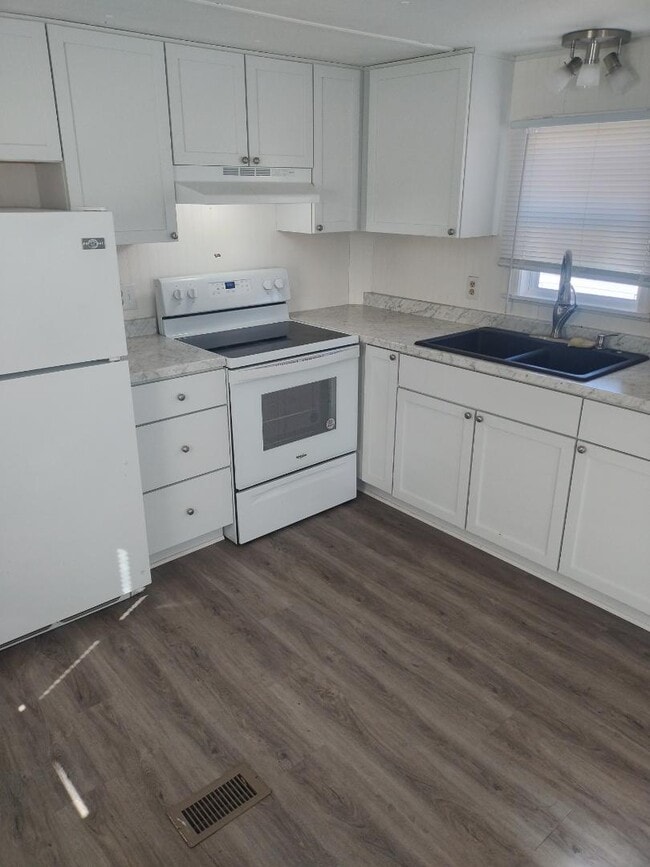 Building Photo - 11285 E Pleasant Lake Rd