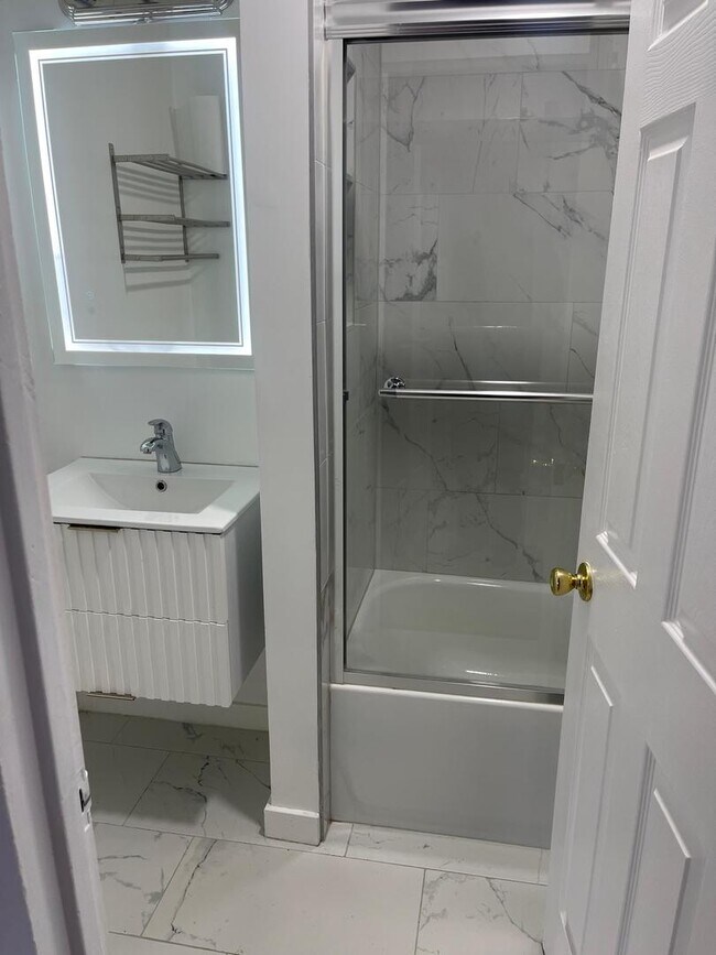 Building Photo - 6161 N Hoyne Ave